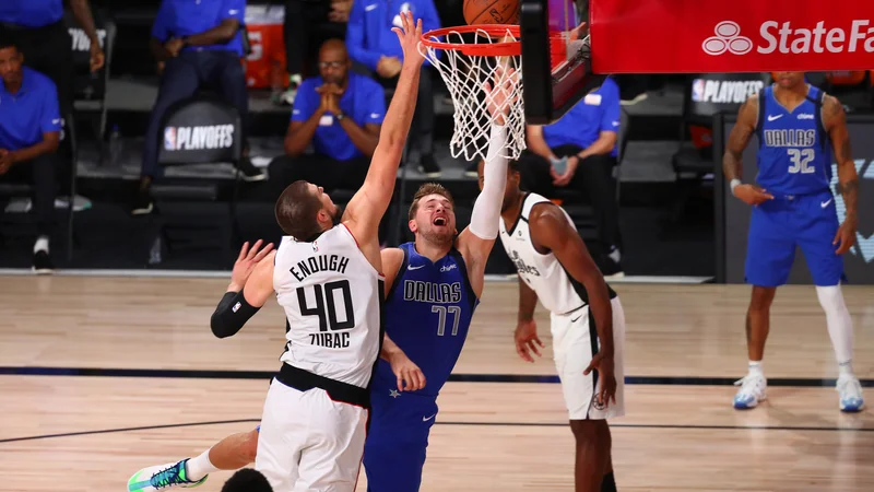 Fotografija: Košarkarji moštva LA Clippers so se ujezili po porazu v četrti tekmi končnice NBA in v peti uporizorili najboljšo predstavo, v kateri so posebno pozornost v obrambi namenili slovenskemu čudežnemu dečku Luki Dončiću (v sredini). Ustavili so ga, Dallas pa je izgubil z rekordno razliko. FOTO: Kim Klement/Usa Today Sports