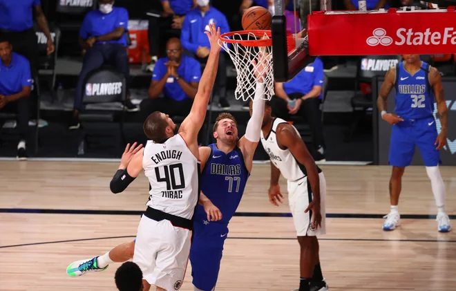 Košarkarji moštva LA Clippers so se ujezili po porazu v četrti tekmi končnice NBA in v peti uporizorili najboljšo predstavo, v kateri so posebno pozornost v obrambi namenili slovenskemu čudežnemu dečku Luki Dončiću (v sredini). Ustavili so ga, Dallas pa je izgubil z rekordno razliko. FOTO: Kim Klement/Usa Today Sports