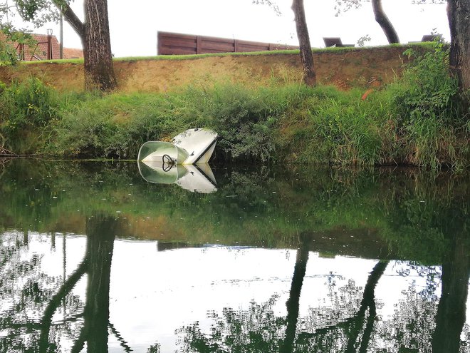 Potopljen čoln. FOTO: Polona Ponikvar