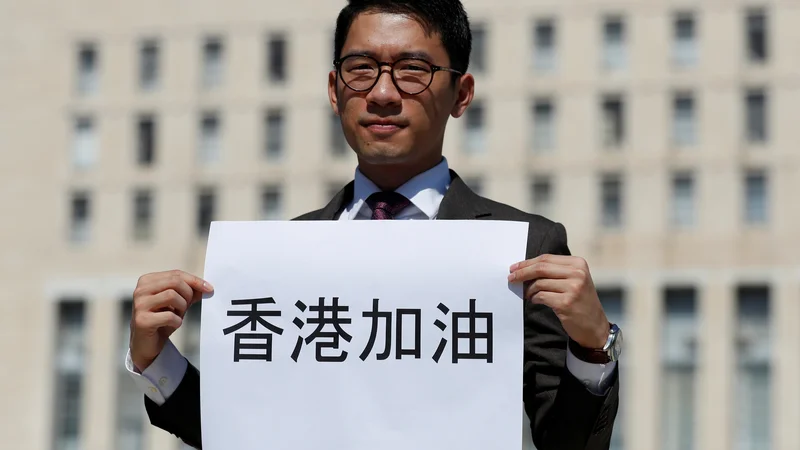 Fotografija: Hongkonški prodemokratični aktivist Nathan Law pred srečanjem italijanskega zunanjega ministra Luigija di Maia in njegovega kitajskega kolega Wang Yi-ja v Rimu. FOTO: Yara Nardi/Reuters