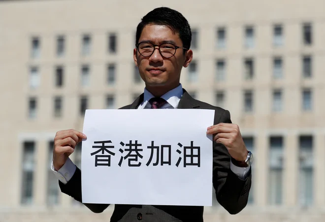 Hongkonški prodemokratični aktivist Nathan Law pred srečanjem italijanskega zunanjega ministra Luigija di Maia in njegovega kitajskega kolega Wang Yi-ja v Rimu. FOTO: Yara Nardi/Reuters