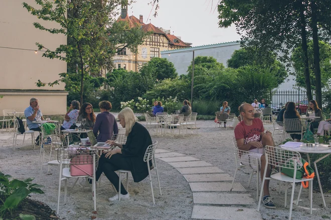 Poleg bolj intimnih kotičkov je mogoče izbrati tudi posedanje v osrednjem prostoru, ki je bolj družabno naravnan, središče dogajanja. Foto Taja Košir Popovič