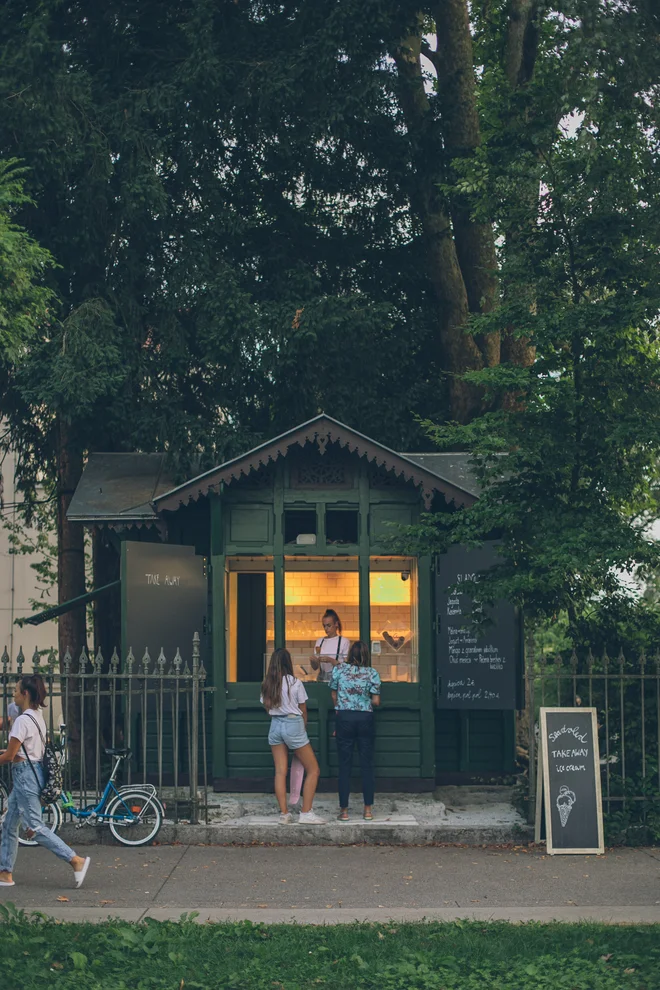 Paviljon je zaradi svoje lege bolj del promenade proti Tivoliju kot vrta in je v nekem pogledu kot nekakšna »ciza« za osvežitev in okrepčilo mimoidočih. Poleti strežejo sladoled in limonado, pozimi bodo carski praženec in čaj.