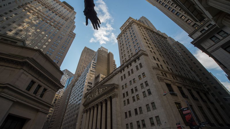 Fotografija: This file photo taken on February 16, 2017 shows the hand from a statue of George Washington, overlooking the New York Stock Exchange in New York.
Wall Street stocks were essentially flat in early trading March 13, 2017 to open a newsy weak that includes a likely Federal Reserve interest rate hike.Other key events this week include an expected decision by British Prime Minister Theresa May to officially launch negotiations to exit the European Union, and an election in the Netherlands that could see the far right party make gains. / AFP PHOTO / Bryan R. Smith Foto Bryan R. Smith Afp - International News Agency