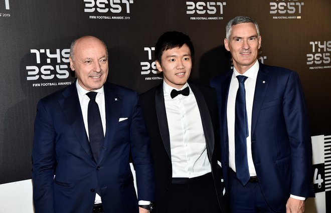 Kitajski mogotec Steven Zhang (v sredini) je italijansko nogometno javnost vso leto vznemirjal z možnostjo prihoda Lionela Messija. FOTO: Flavio Lo Scalzo/Reuters