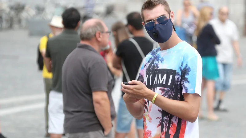 Fotografija: Svetujemo dosledno upoštevanje vseh priporočil, kot so higiena rok ter pravilna in dosledna uporaba zaščitne maske, maske so učinkovite, če jih uporabljamo vsi, na pravilen način, odgovarja na G+ vprašanje mag. Mateja Praprotnik iz Lekarne Ljubljana.
Foto: Dejan Javornik/Delo