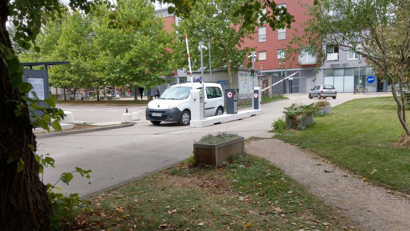 Fotografija: Parkirišče na Trgu komandanta Staneta bo do prihodnjega torka očitno samevalo. FOTO: Aleš Stergar/Delo