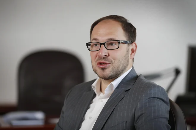 Infrastrukturni minister Jernej Vrtovec je pozval civilne iniciative, naj ne ovirajo razvoja države. Tudi na južnem delu trase tretje osi ne. FOTO: Leon Vidic/Delo