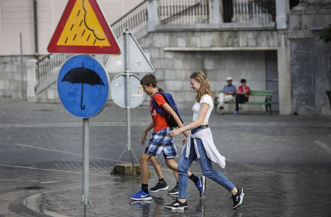 Ni skrivnost, da se zdimo sami sebi bolj uspešni, če nas drugi upoštevajo ali celo izrecno prosijo za mnenje. FOTO: Jože Suhadolnik/Delo