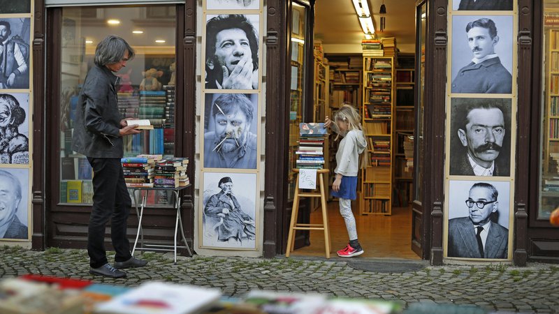 Fotografija: Pozabljene knjige so bile napisane veliko pred časom, ko so nam politiki zapovedali strah pred knjigami in papirjem. FOTO: Leon Vidic/Delo