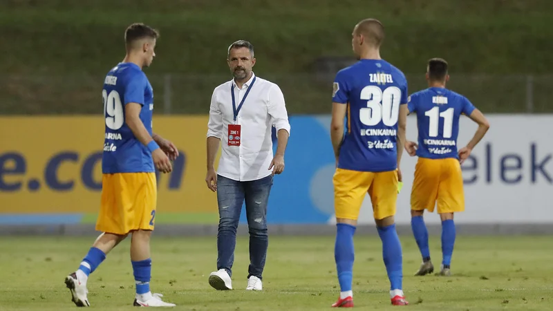 Fotografija: Pred Dušanom Kosićem in njegovimi igralci je zdaj nadaljevanje sezone v kvalifikacijah za evropsko ligo.
FOTO: Leon Vidic/Delo