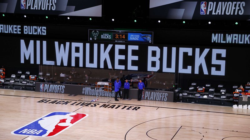 Fotografija: Košarkarjem moštva Milwaukee Bucks ni bilo do igre. FOTO: Kevin C. Cox/AFP