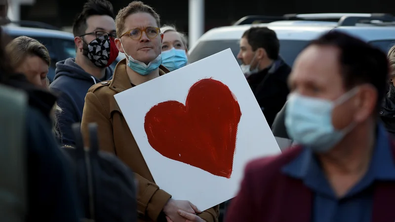 Fotografija: Množica ljudi se je zbrala pred sodiščem, da bi podprla sorodnike žrtev, ubitih pri streljanju v dveh mošejah. FOTO: Sanka Vidanagama/AFP
