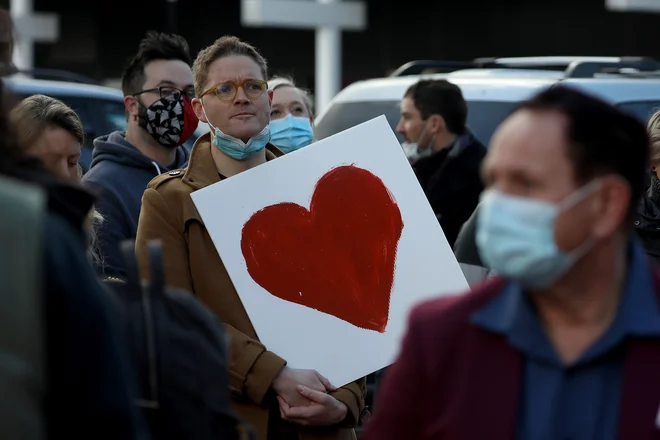 Množica ljudi se je zbrala pred sodiščem, da bi podprla sorodnike žrtev, ubitih pri streljanju v dveh mošejah. FOTO: Sanka Vidanagama/AFP