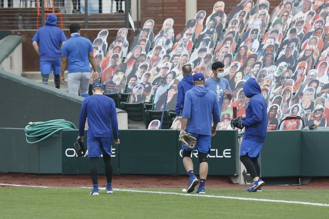 Losangeleska baseball ekipa Dodgers med zapuščanjem igrišča, potem ko so prestavili dvoboj z ekipo San Francisco Giants. FOTO: Lachlan Cunningham/Afp