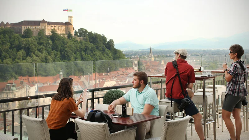 Fotografija: Gostinstvo je junija najbolj povečalo prodajo, saj so se omejitve sprostile. Foto: Jure Eržen/delo