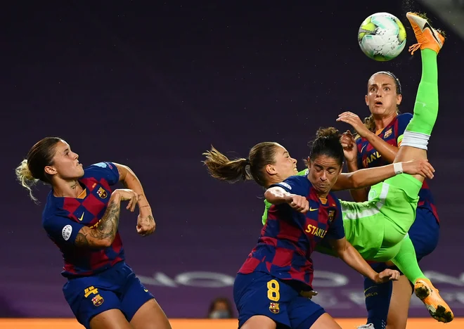 V polfinalu lige prvakinj v San Sebastianu sta se pomerili ekipi Barcelone in Wolfsburga. V finale so se po napeti tekmi uvrstile nogometašice nemškega kluba. Na fotografiji je v akciji poljska nogometašica Wolfsburga, Eva Pajor. FOTO: Gabriel Bouys/Afp