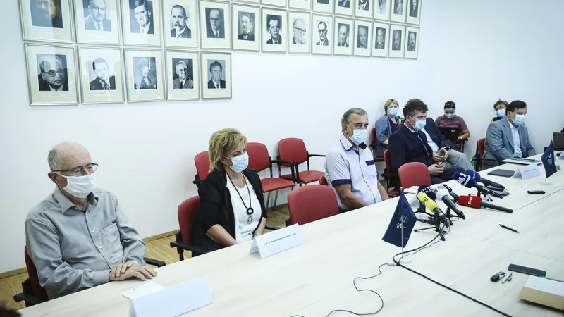 Fotografija: Dr. Božidar Voljč, dr. Bojana Beović, dr. Pavel Poredoš, dr. Miroslav Petrovec in dr. Franc Strle. FOTO: Jože Suhadolnik/Delo
