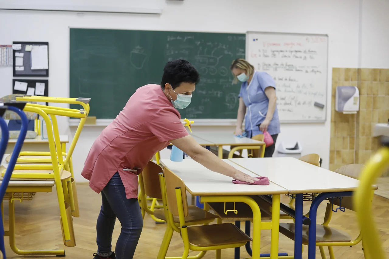 Fotografija: V šolah bo tudi v prihodnje veliko razkuževanja. FOTO: Leon Vidic/Delo