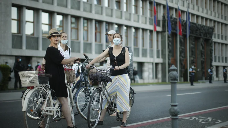 Drugače kot v ZDA, kjer brstijo teorije zarote o podtaknjenem kitajskem virusu, v Sloveniji obstaja velik konsenz o tem, da je virus stvarna nevarnost. FOTO: Jure Eržen/Delo