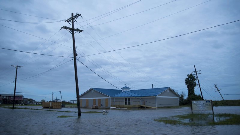 Fotografija: Orkan spremljajo močni nalivi, zato se bojijo poplav tudi v drugih ameriških državah. Na fotografiji kraj Sabine Pass v Teksasu. FOTO: Eric Thayer/AFP
