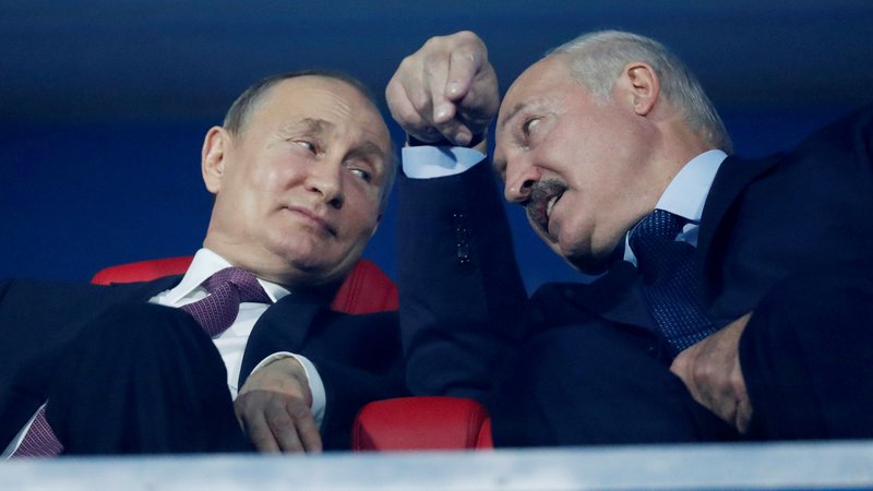 Fotografija: Vladimir Putin je pripravljen priskočiti na pomoč svojemu beloruskemu kolegu. FOTO: Vasily Fedosenko/Reuters