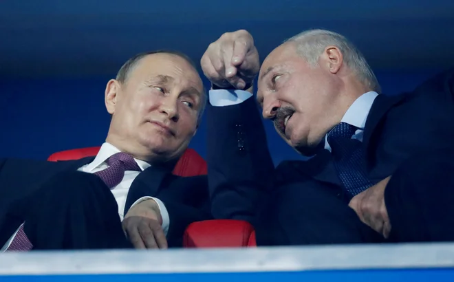 Vladimir Putin je pripravljen priskočiti na pomoč svojemu beloruskemu kolegu. FOTO: Vasily Fedosenko/Reuters