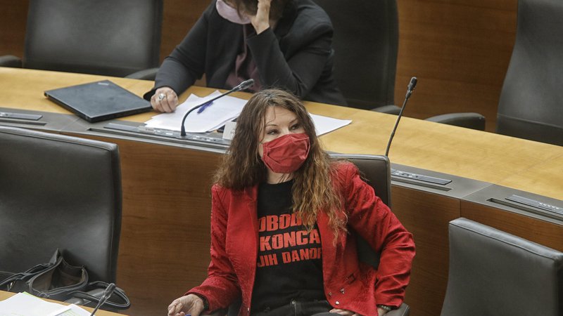Fotografija: Violeta Tomič predseduje burni seji odbora za kulturo, ki ima na dnevnem redu napovedano spremembo medijske zakonodaje.  FOTO: Blaž Samec/Delo