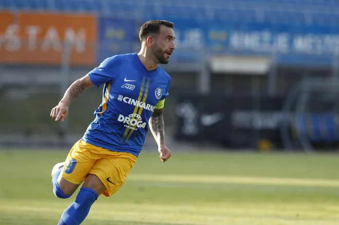 Kapeten Mitja Lotrič je bil najboljši igralec Celja v sredo, pred njim bo zdaj tudi reprezentančni izziv. FOTO: Leon Vidic/Delo