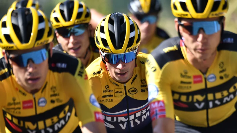 Fotografija: Moštvo Team Jumbo (v sredini Primož Roglič) se bo zelo resno lotilo letošnjega Toura. FOTO: Marco Bertorello/AFP