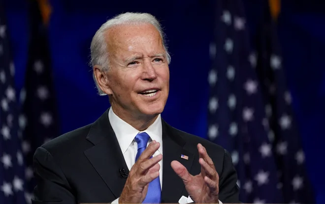 Joe Biden med drugim predlaga povišanje davkov za vse, ki zaslužijo več kot 400.000 dolarjev na leto. FOTO: Kevin Lamarque/Reuters
