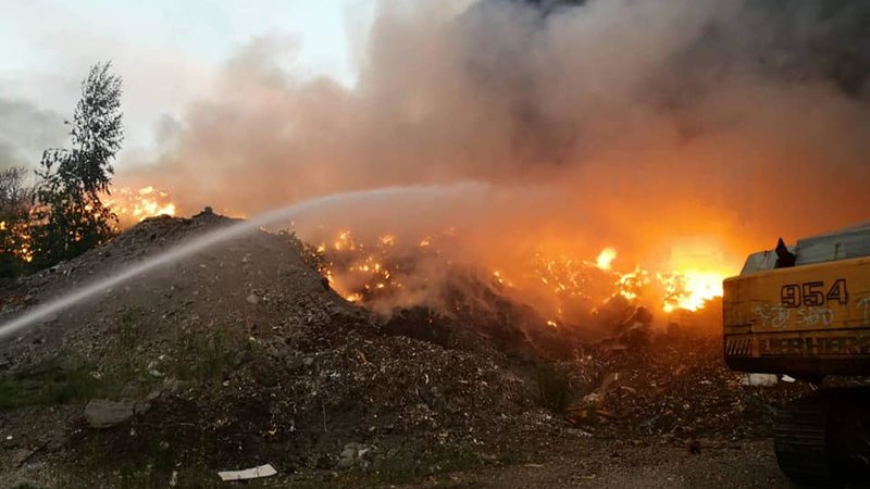 Fotografija: Požar na deponiji gum: v Sloveniji ne vemo, kam bi z 8000 gumami na leto. FOTO: PGD Bistrica Ob Dravi