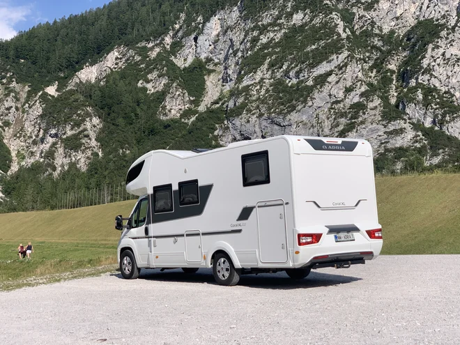 Adria mobil coral XL 670 SL plus je največji in najbolj udoben mansardni avtodom iz ponudbe novomeškega podjetja.