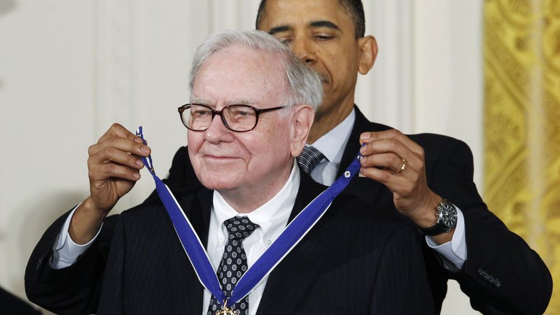Fotografija: Petnajstega februarja 2011 mu je tedanji ameriški predsednik Barack Obama podelil medaljo svobode. FOTO: Kevin Lamarque/Reuters