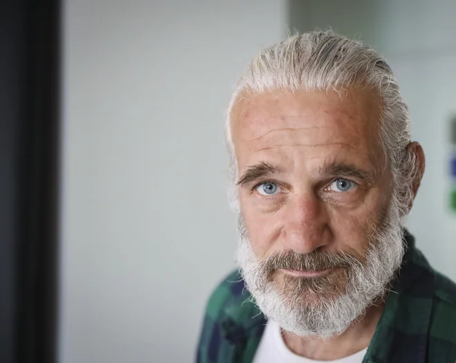 Tony De Maeyer: Zavest ni nekaj, kar pride iz vesolja v nas, ampak nastane v nas in jo mi jo &raquo;pošiljamo&laquo; v vesolje. Če zanikaš telo, zanikaš vzpostavljanje novih povezav. FOTO: Jože Suhadolnik