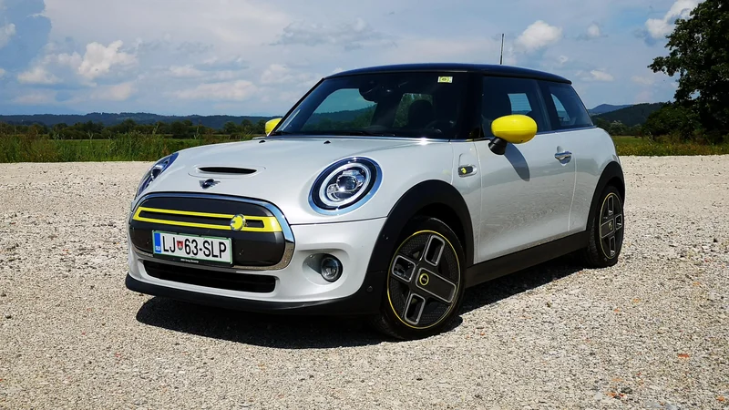 Fotografija: Električnega minija prepoznate po rumenih okraskih in predvsem po zaprti motorni maski. FOTO: Gregor Pucelj