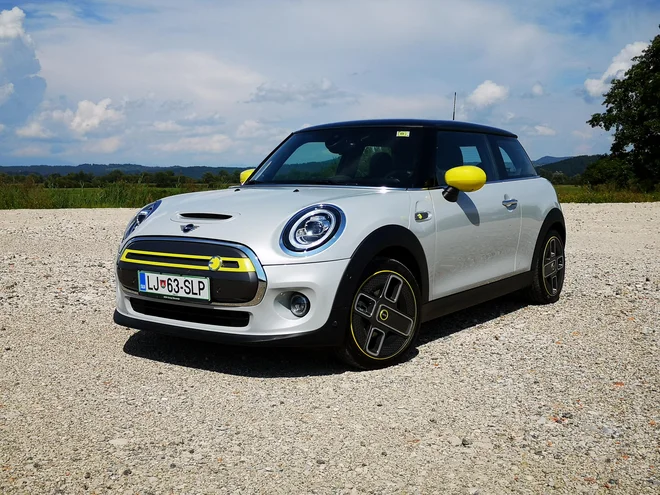 Električnega minija prepoznate po rumenih okraskih in predvsem po zaprti motorni maski. FOTO: Gregor Pucelj