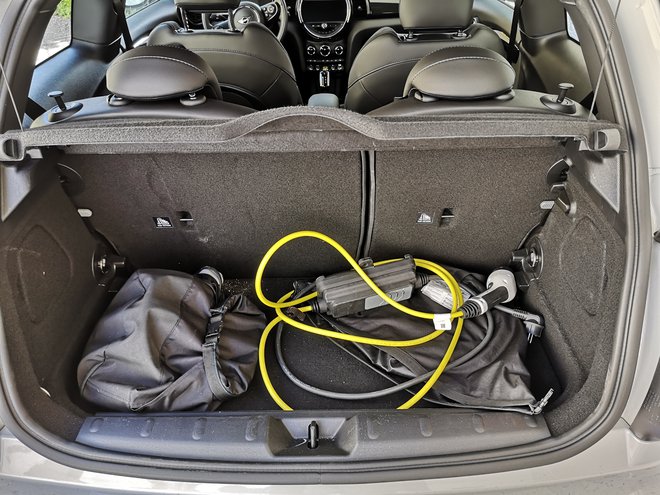 Polnilna kabla ostajata odvečna prtljaga, kar je v minijevem majhnem prtljažnem prostoru še posebej problematično. FOTO: Gregor Pucelj