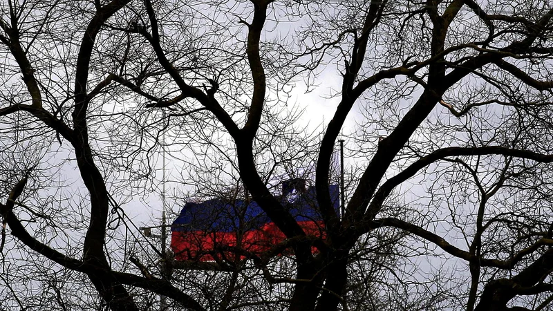 Fotografija: 10 držav je v zadnjih letih zaprlo svoja veleposlaništva v Sloveniji. FOTO: Roman Šipić/Delo