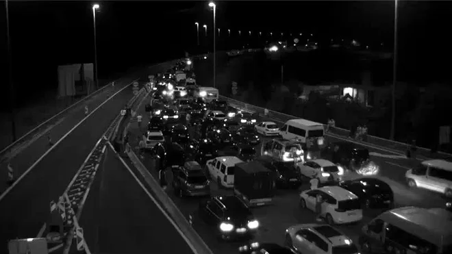 V noči s sobote na nedeljo se je pred predorom Karavanke ustvarila 12-kilometrska  kolona, čakalna  doba za vstop v predor pa je bila zaradi kontrole tudi do 15 ur. FOTO: Dars