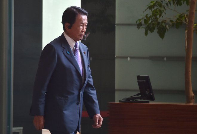 Začasno naj bi ga zamenjal njegov namestnik in finančni minister Taro Aso, čeprav Abe o imenih ni hotel govoriti. FOTO: Kazuhiro Nogi/AFP