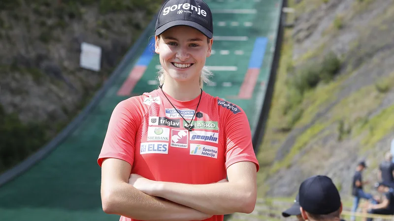Nika Križnar je prva slovenska skupna zmagovalka velike nagrade v smučarskih skokih. FOTO: Leon Vidic
