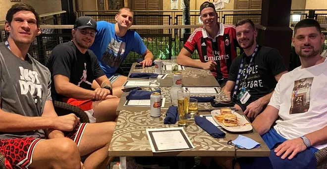 Na fotografiji od leve Boban Marjanović, Luka Dončić, Nikola Jokić, Vlatko Čančar, Goran Dragić in Nikola Vučević so si prvoščili prigrizke in tudi kakšno pivo. FOTO: Goran Dragić/twitter