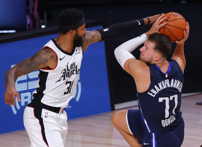Brez tekme je zaradi zastoja v ligi NBA ostal tudi Luka Dončić, ki v Orlandu igra z napisom enakopravnost na hrbtu. FOTO: Kevin C. Cox/AFP