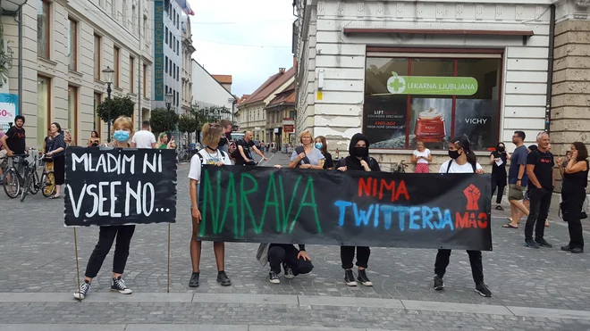 Mladi za podnebno pravičnost protestirajo na Prešernovem trgu. FOTO: Borut Tavčar/Delo