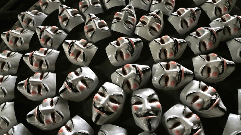 Fotografija: Pripadniki gibanja Anonymous, kot svoj simbol uporabljajo masko iz filma V kot vroče maščevanje. FOTO: Ricardo Moraes/Reuters 
