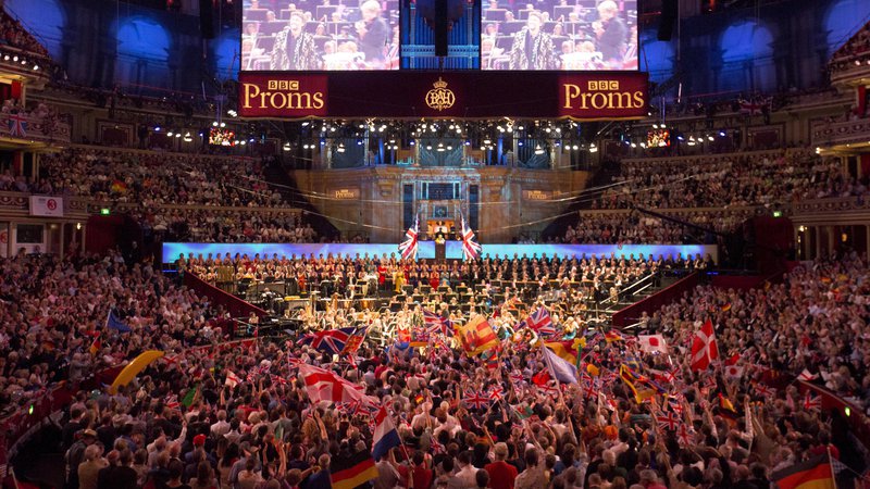Fotografija: Od leta 1996 koncerti Proms hkrati potekajo po različnih parkih v Veliki Britaniji in v londonski dvorani Royal Albert Hall. Največ zanimanja je za zadnji večer. FOTO: Neil Hall/Reuters