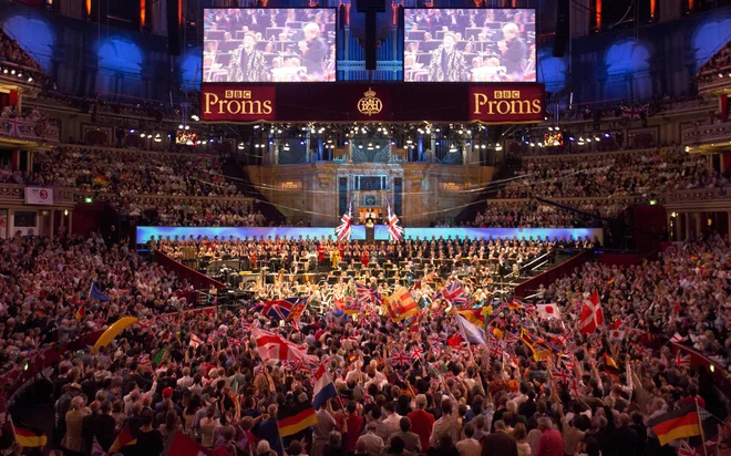 Od leta 1996 koncerti <em>Proms</em> hkrati potekajo po različnih parkih v Veliki Britaniji in v londonski dvorani Royal Albert Hall. Največ zanimanja je za zadnji večer. FOTO: Neil Hall/Reuters