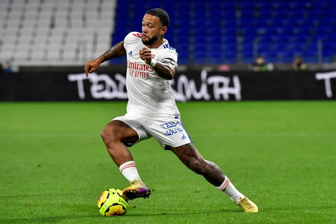 Nizozemski napadalec Memphis Depay je s trojčkom golov napovedal Lyonov boj za prvaka v francoskem nogometnem prvenstvu. FOTO: Philippe Desmazes/AFP