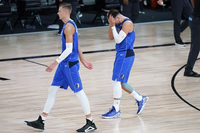 Zvezdniški dvojec Dalasa Luka Dončić-Kristaps Porzingis je po poškodbi Latvijca le še enojec. Teksašani bodo jutri igrali šesto tekmo za izenačenje v dvoboju 1. kroga končnice proti LA Clippers. FOTO: Ashley Landis/USA TODAY Sports